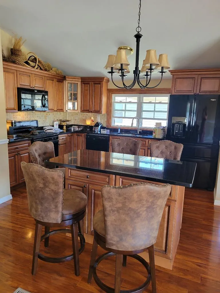 454 Jefferson Ave — Photo 1