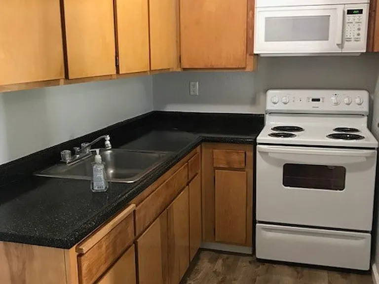 Pioneer Apartments — Photo 6