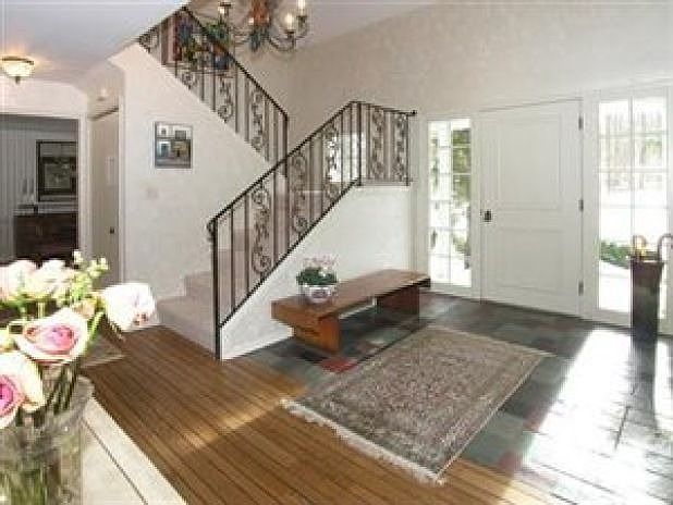 1st image of 135 Easton Ln