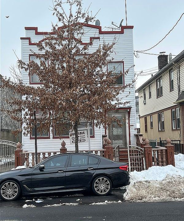 1st image of 620 E 38th St