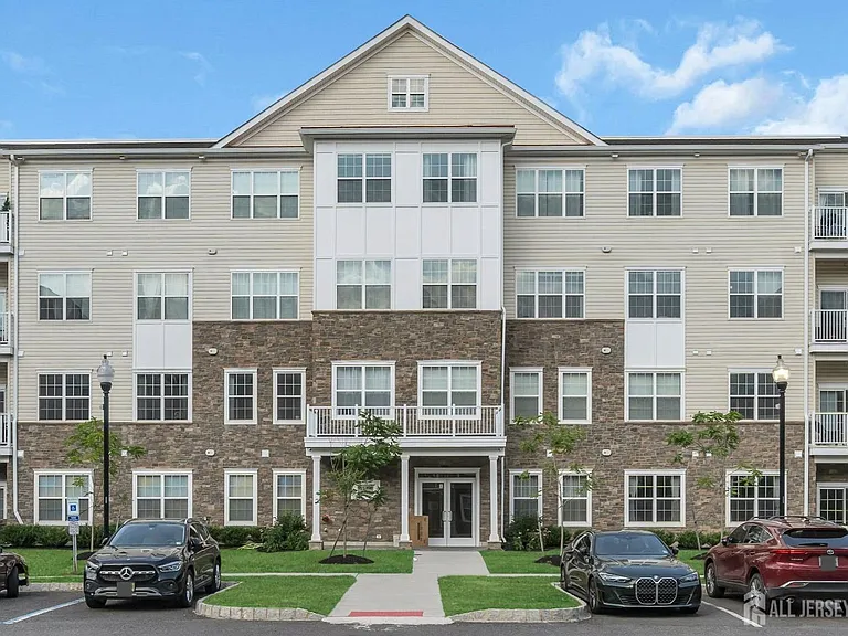 112 Lorhan Dr — Photo 1
