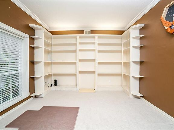 4th image of 707 Artesia St