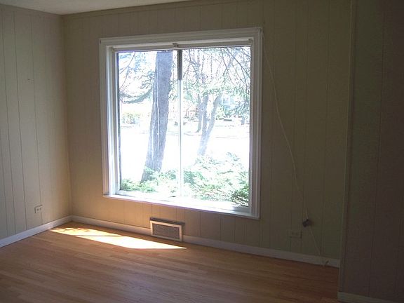 3rd image of 468 N Van Auken St
