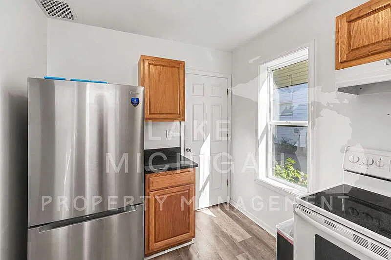 3 bed, 1.5 bath, 1224 sqft, $1,995 — Photo 3