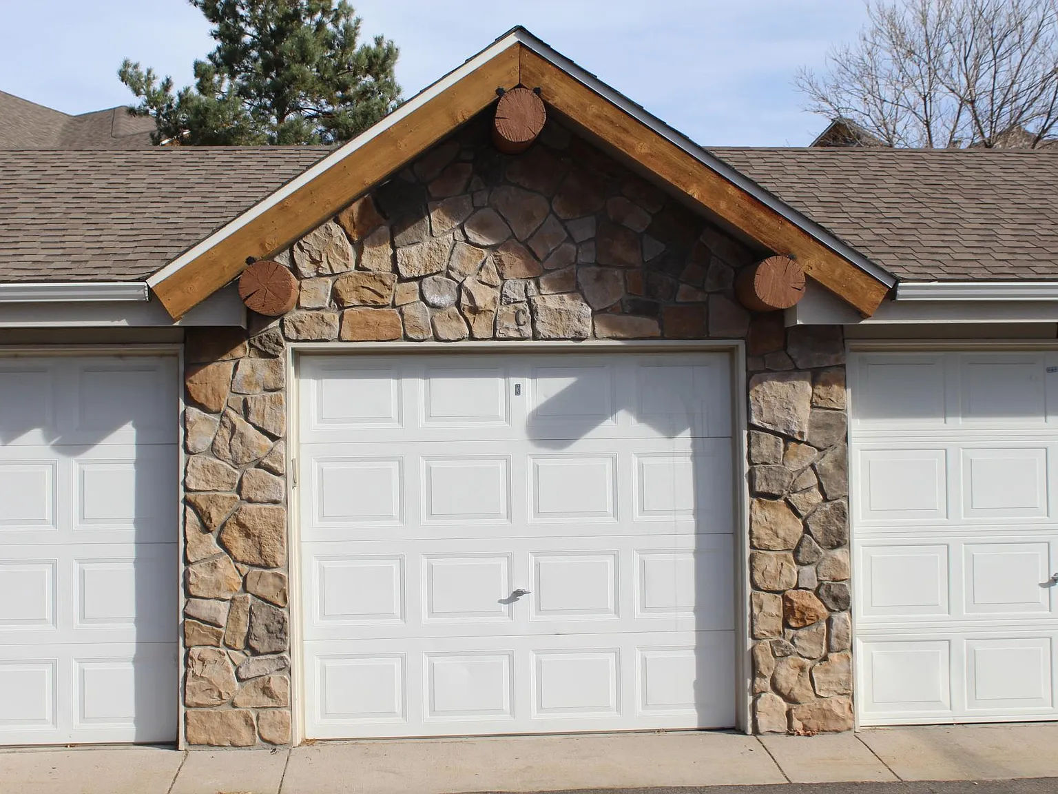 1301 Lake Cir — Photo 2