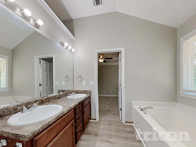 215 Comet Ct — Photo 8