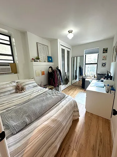 324 W 47th St Photo 1