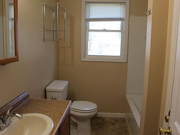3rd image of 220 Highland Ave APT B