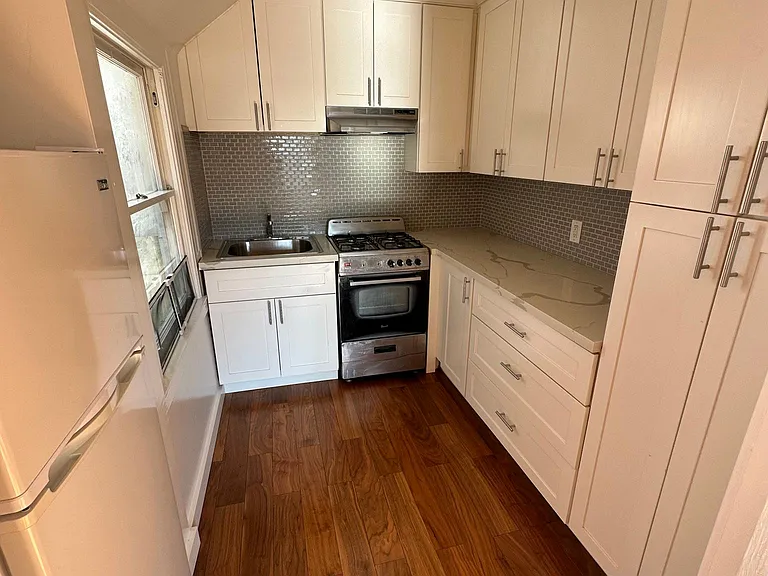 2327 Van Ness Ave #7 — Photo 5