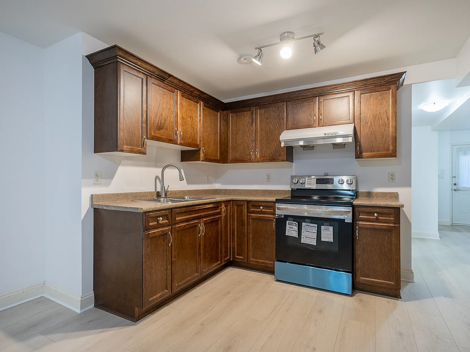 2 bed, 830 sqft, $1,980 — Photo 3
