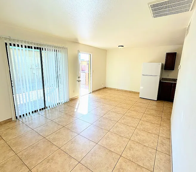 437 E Delano St — Photo 8