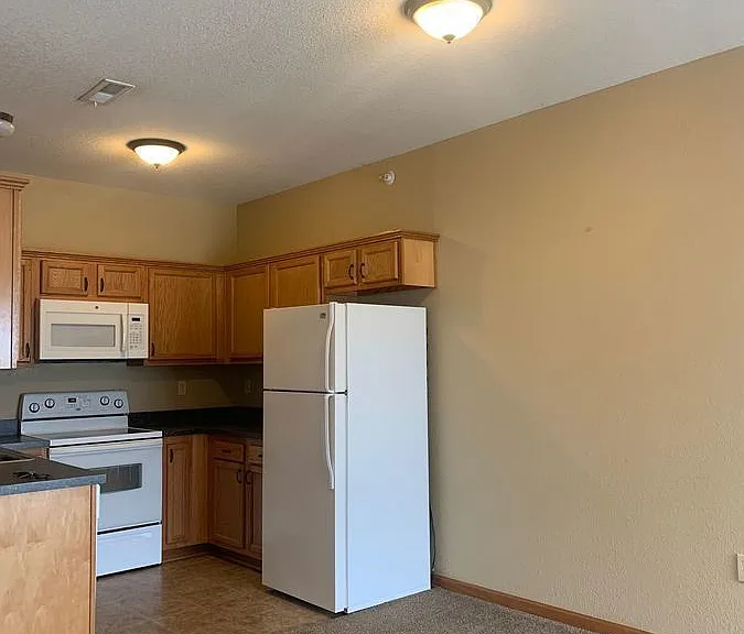925 NE Deer Creek Dr — Photo 4