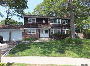 23 Marlo Ln, Hauppauge, NY 11788