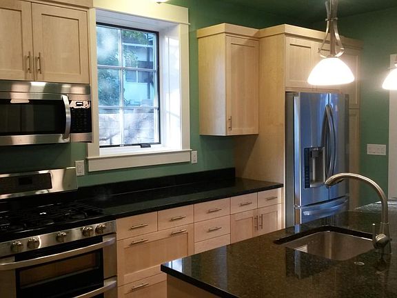 Granite counters/stainless appliances
