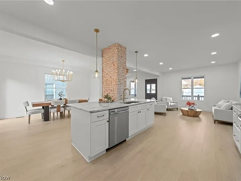 1422 W 77th St — Photo 16
