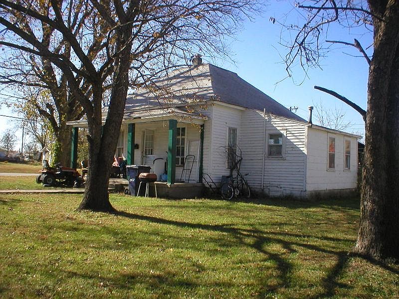 2nd image of 410 S Summer St