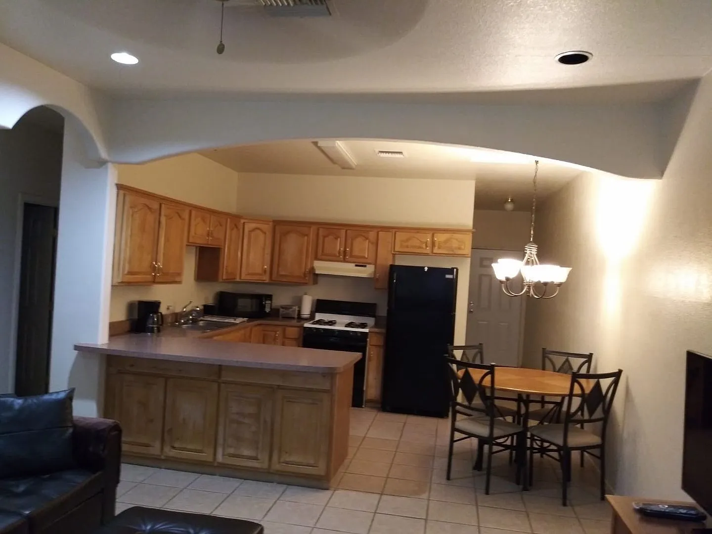 Modern town home with AC. 3/2. Covered, off-street parking, easy care yard. Ample kitchen. Lamina... — Photo 2