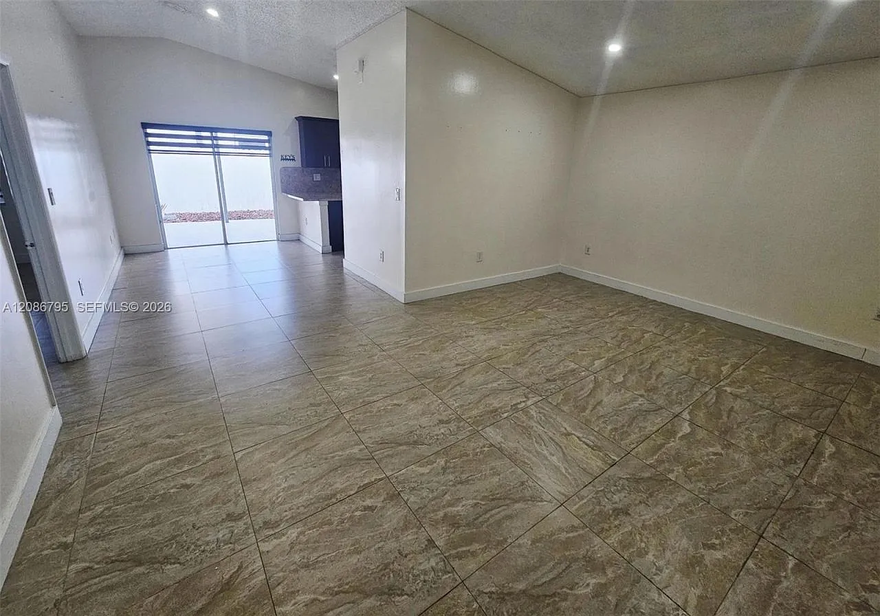 3 bed, 2.0 bath, 1240 sqft, $3,250 — Photo 4