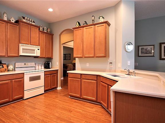 4th image of 570 Woodford Dr