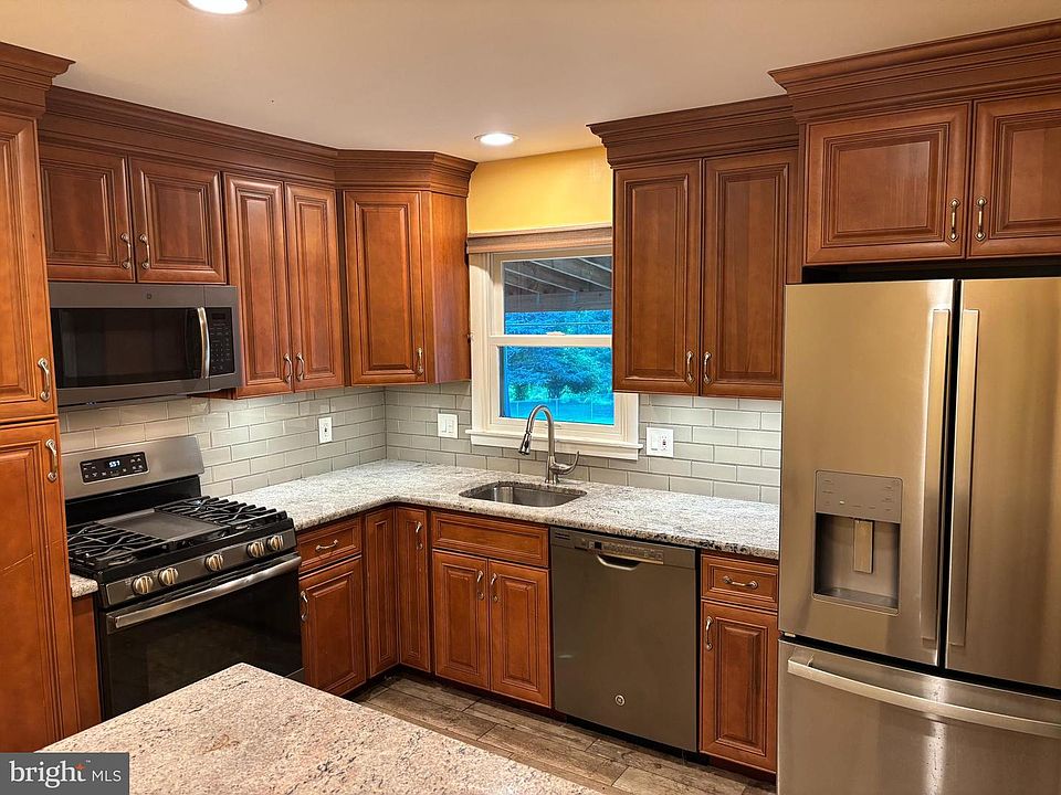 2nd image of 1270 Clover Ln