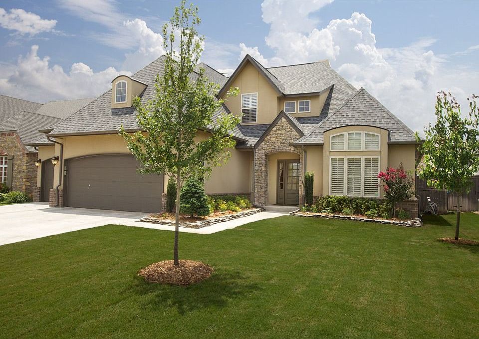 3-Car Garage, Stone/Stucco Exterior. New Roof, Ridge Vents,Paint & Insulation