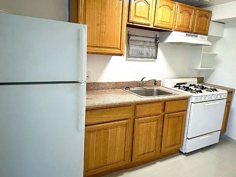 741-743 Hillgirt Cir — Photo 9