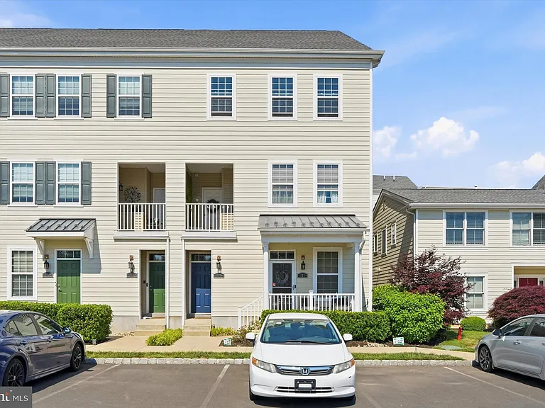 121 Hagen Dr #B — Photo 1
