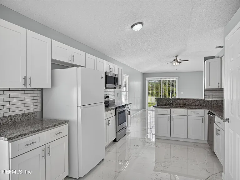 490 Hillside Dr — Photo 15