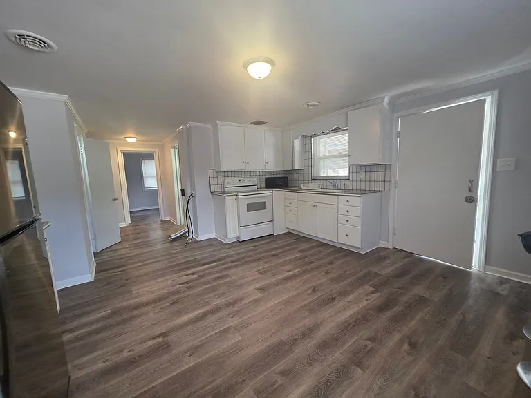 212 Oak St — Photo 13