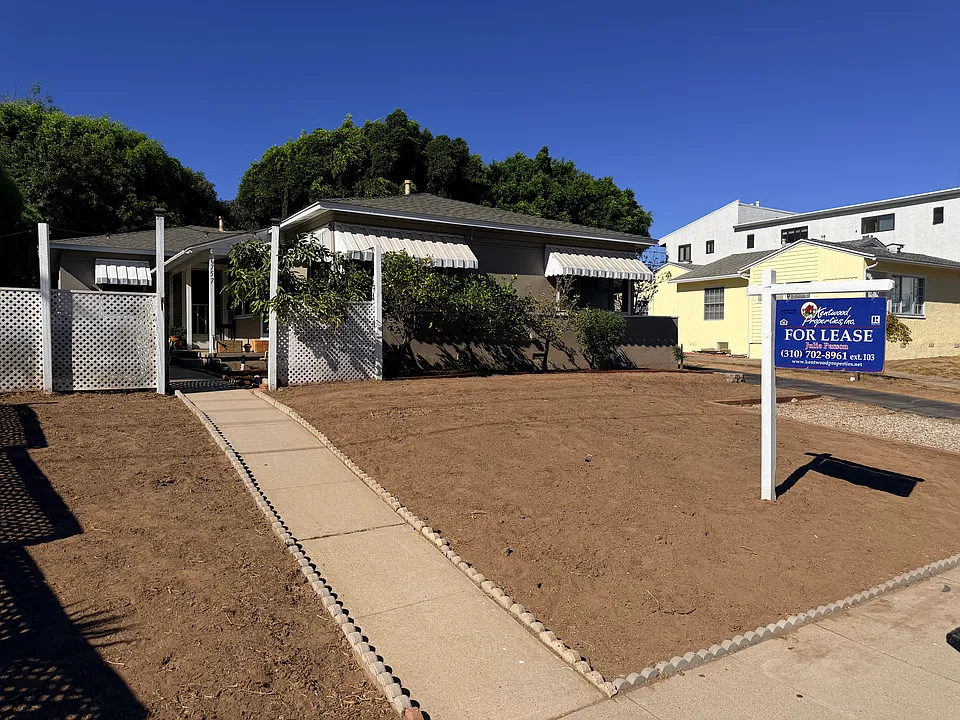 The front landscaping will be revamped with new landscaping before the move-in.