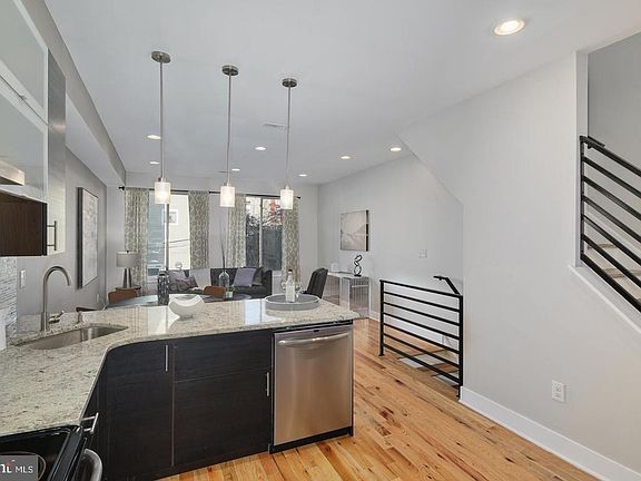 4th image of 1625 Ogden St #2