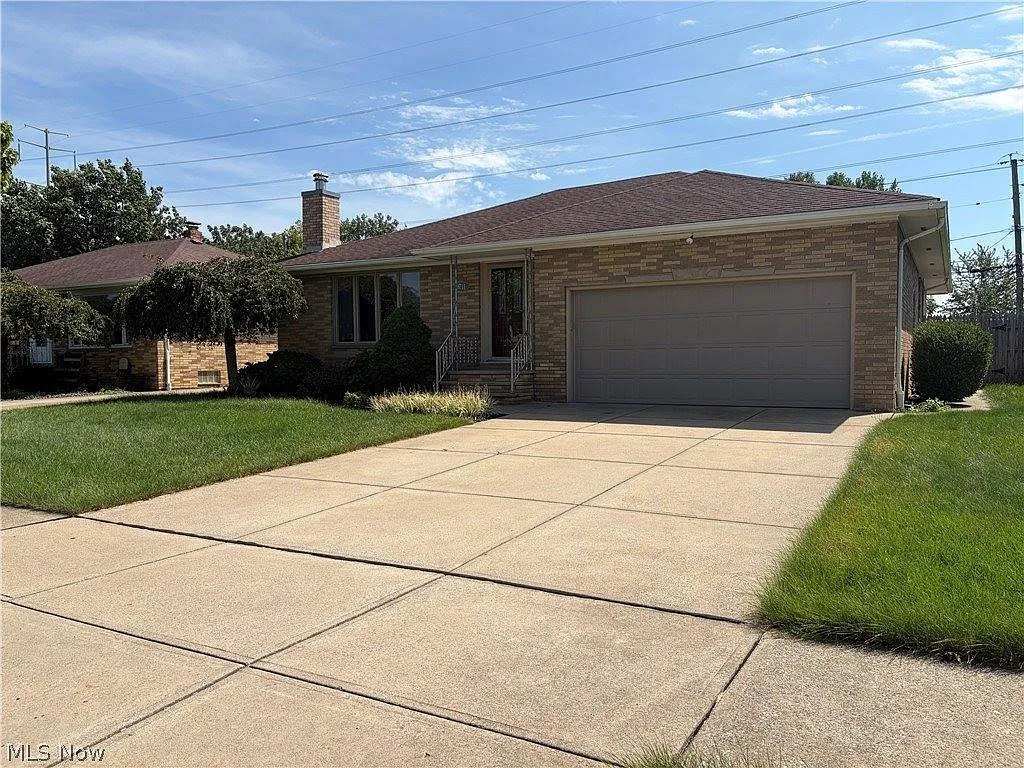 3 bed, 2.5 bath, 2442 sqft, $3,000 — Photo 2