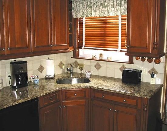 Kitchen w/granite counter tops