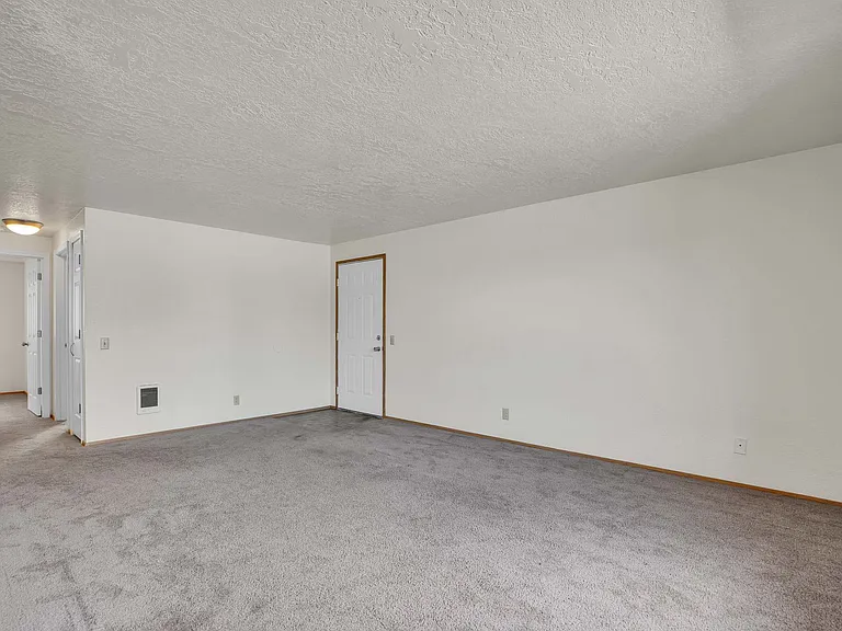 Carlton Square Apartments — Photo 12