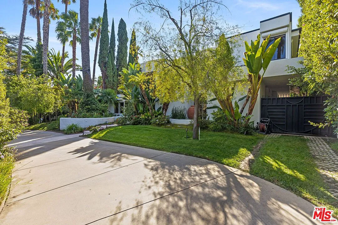 7 bed, 7.0 bath, 5007 sqft, $45,000 — Photo 2