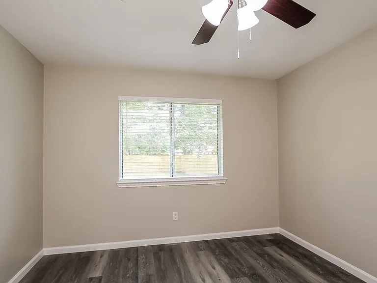 1528 Glen Oaks Dr — Photo 11