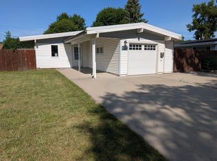 108 24th St SW, Minot, ND 58701