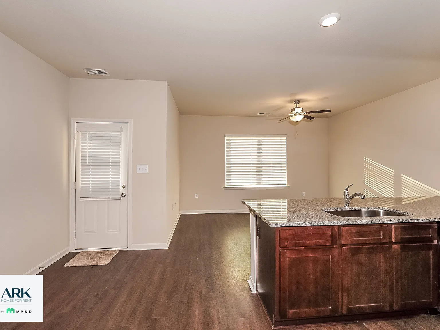 3 bed, 2.5 bath, 1367 sqft, $1,545 — Photo 2