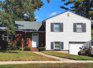 82 Sunnyfield Ln, Valley Stream, NY 11581