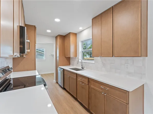 205 SE 12th St, Bentonville, AR 72712