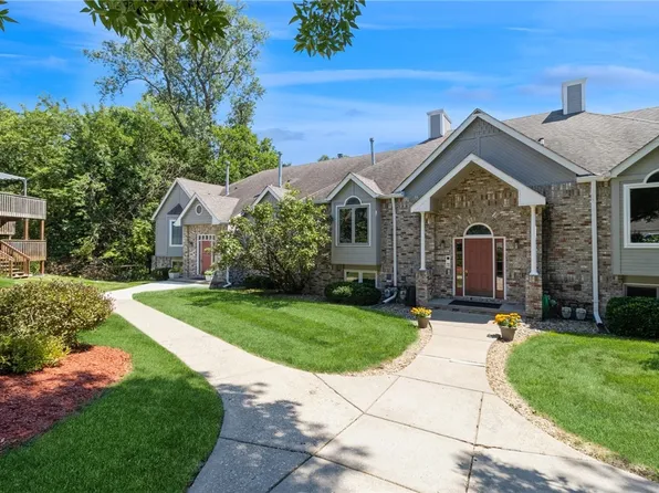 8124 Dellwood Dr, Urbandale, IA 50322