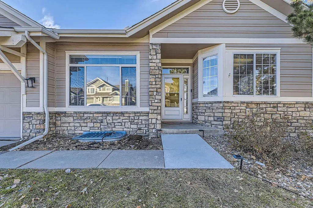 4 bed, 2400 sqft, $3,095 — Photo 2