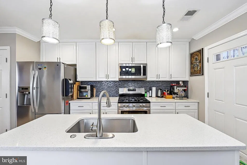 3 bed, 2.0 bath, 1216 sqft, $3,200 — Photo 1