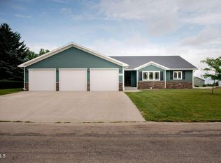 904 9th St SW, Jamestown, ND 58401