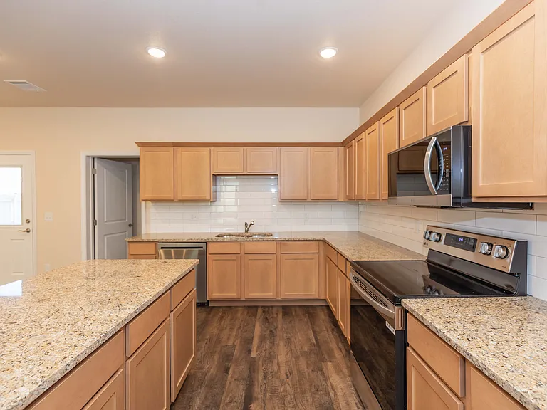 7516 Buck St — Photo 6