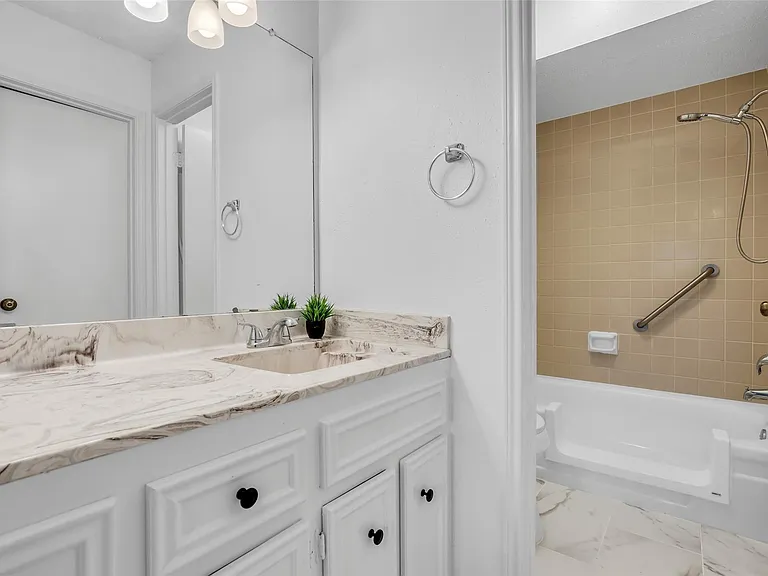 13740 Hollowgreen Dr #605 — Photo 23