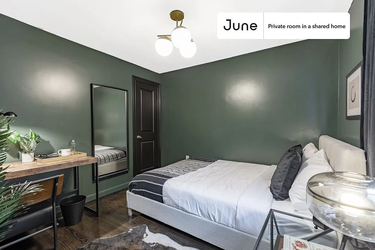 Queen bedroom in 6 bed/4 bath home in Brighton #207 A — Photo 2