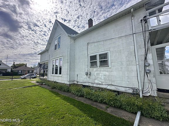 4th image of 160 Oak St
