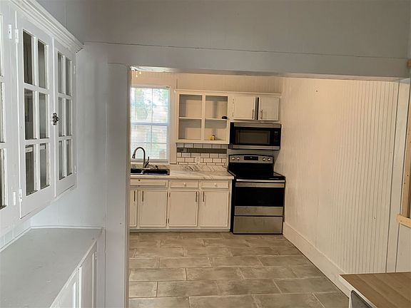 4th image of 2585 McFaddin St