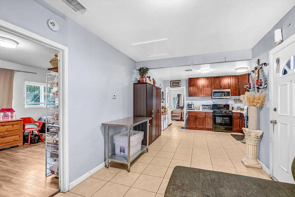 3 bed, 3.0 bath, 611 sqft, $3,600 — Photo 2